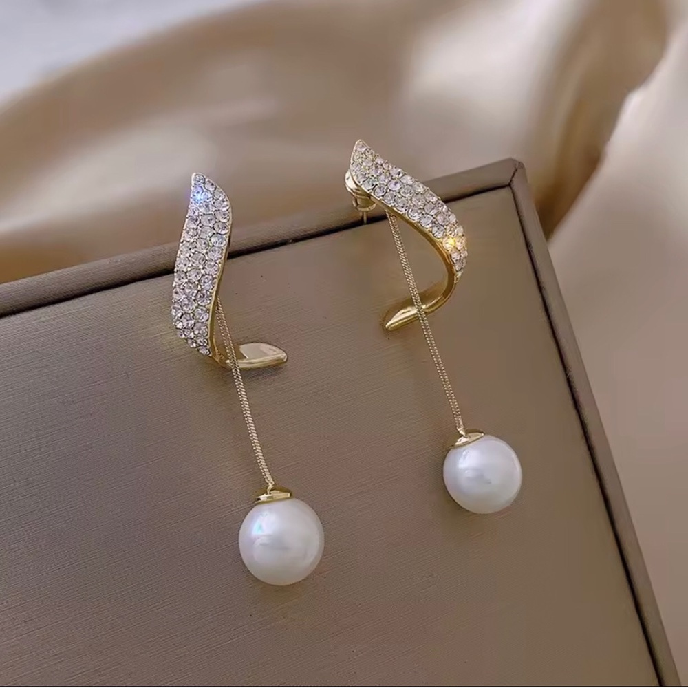 Elegant Gold and Pearl Drop Earrings